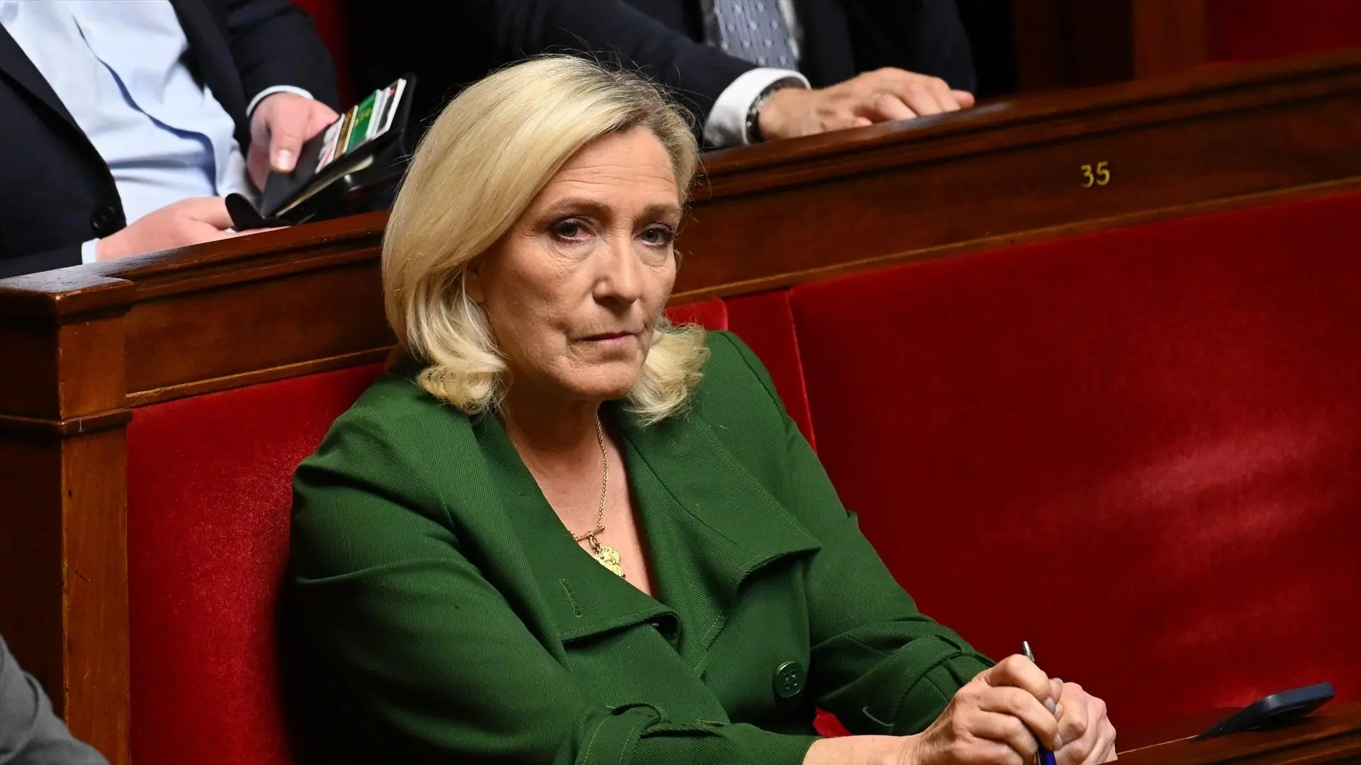 Le Pen se presentará a las elecciones en 2027 pese a tener que llevar brazalete tras ser condenada por malversación