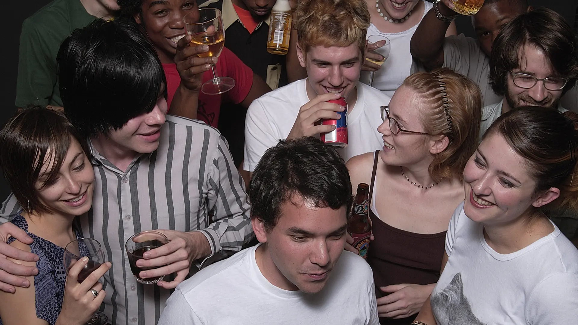 Ni carisma ni suerte: la ciencia sabe por qué hay personas que dominan cualquier fiesta y conversación
