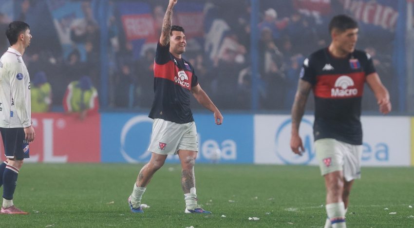 Nacional de Uruguay recibió a Tigre con la canción de España campeón, pero terminó goleado y silbado por su gente