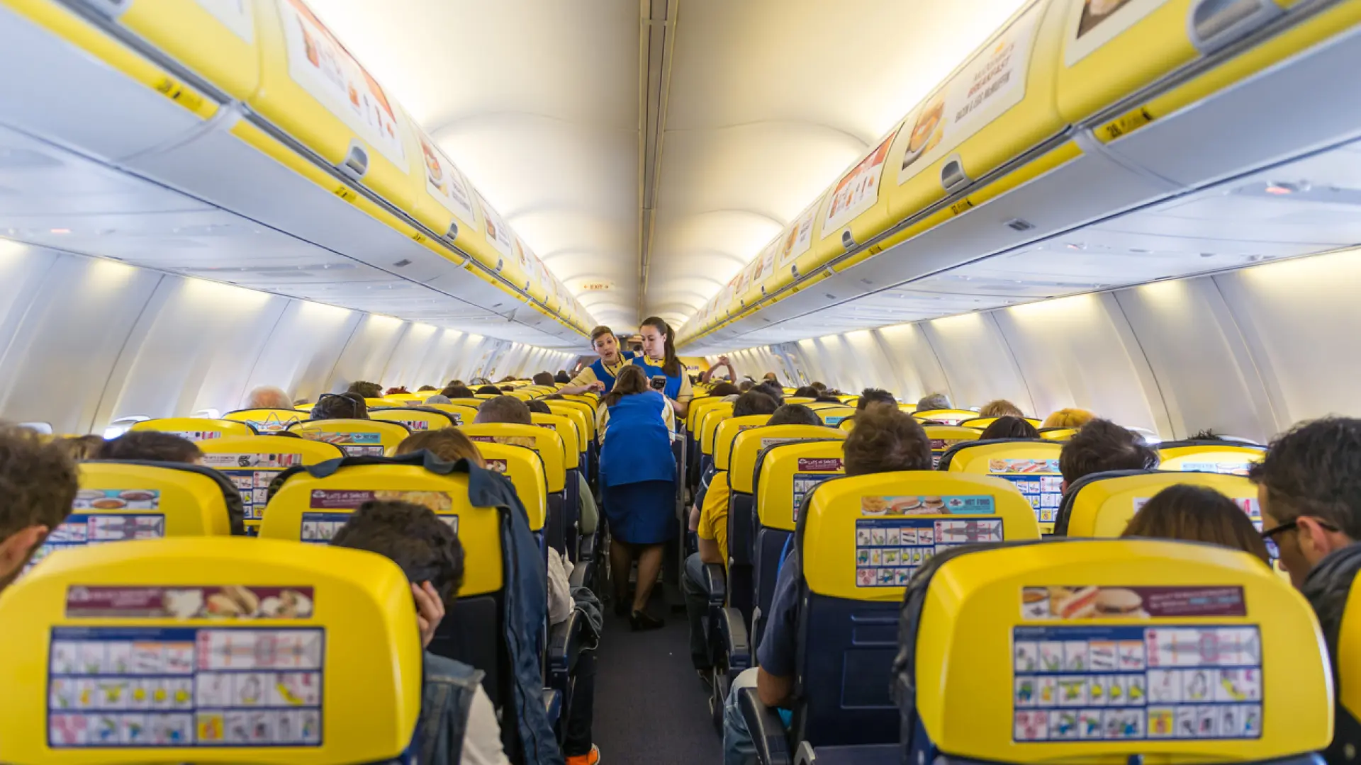 El pasajero que casi sale despedido por la ventanilla de un avión de Ryanair sigue hospitalizado, pero fuera de peligro