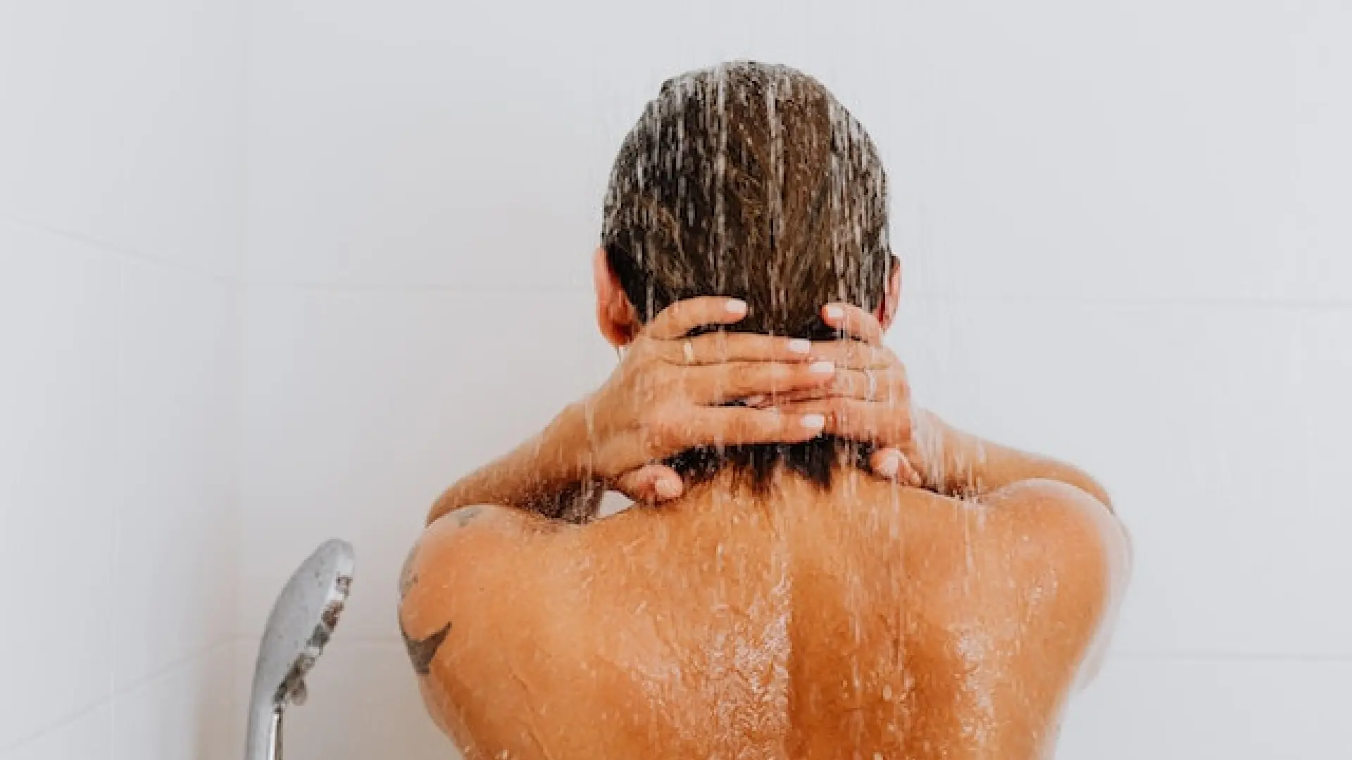 Esta es la forma más recomendada por los dermatólogos para ducharse durante una ola de calor
