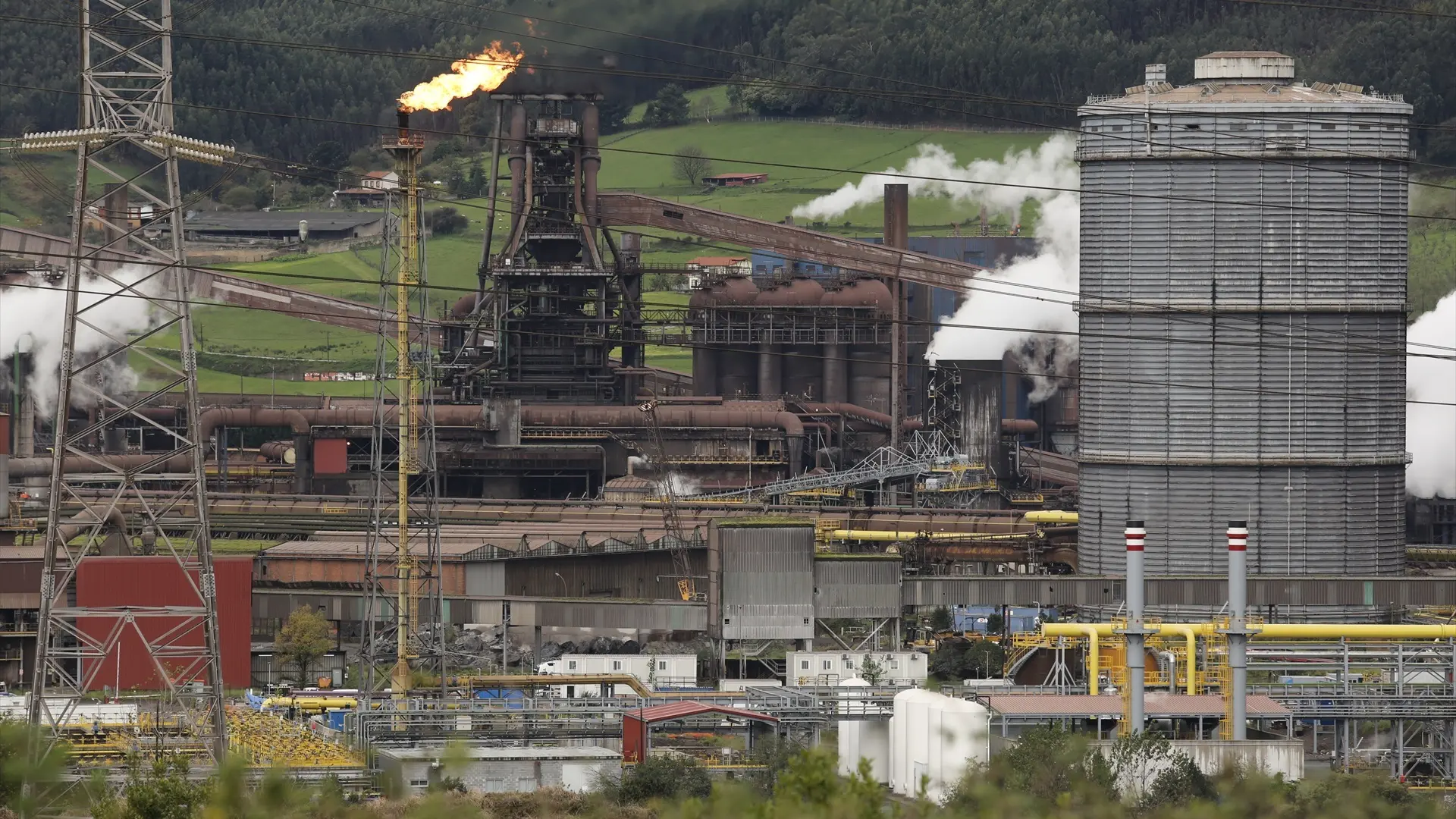 Bruselas acepta que las empresas emitan CO2 si a cambio aceleran paulatinamente sus inversiones verdes
