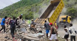 La otra cara de la tragedia: «los cobreros» revuelven los escombros en busca de algo de valor