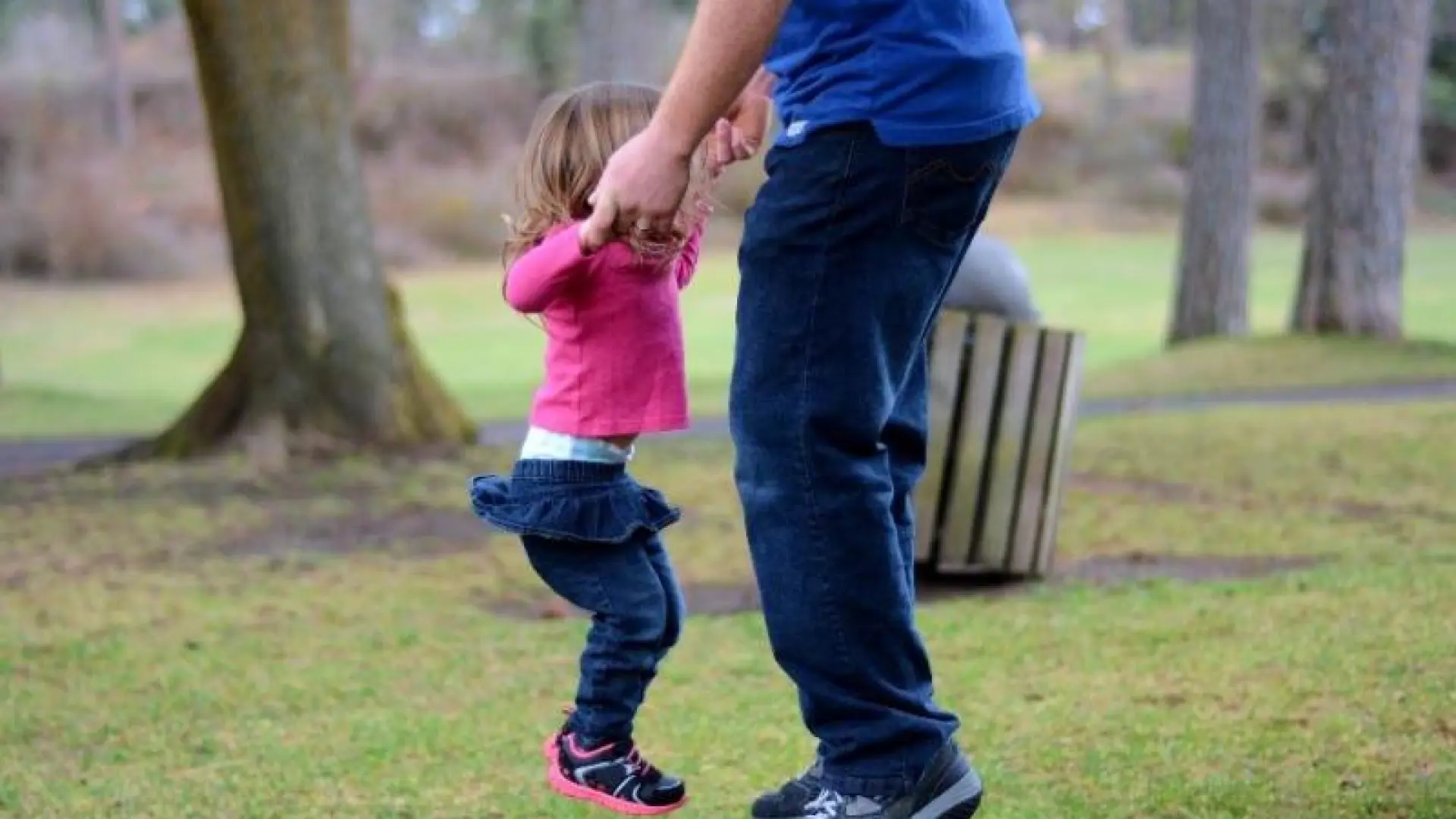Así es el efecto 'padre de una niña': psicólogos de EEUU revelan que son parejas más cariñosas y comprensivas