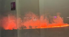 Incendio de pastizales cerca del estadio de River vs Aldosivi en Salta: preocupación por una gran columna de humo