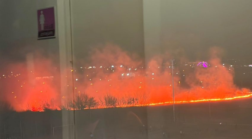 Incendio de pastizales cerca del estadio de River vs Aldosivi en Salta: preocupación por una gran columna de humo