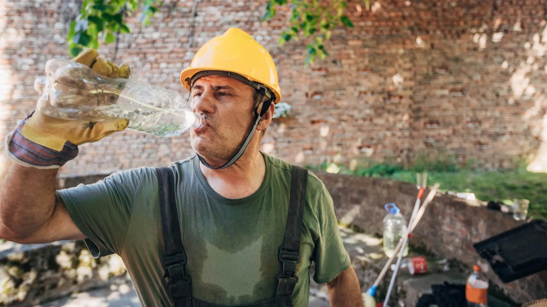 Grecia suspende trabajos en el exterior y repartos por la ola de calor de hasta 43 grados