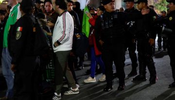 Disturbios en los alrededores del hotel donde está Inglaterra: la Policía desaloja de prepo a decenas de hinchas mexicanos