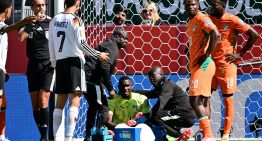 Hecha la trampa, hecha la ley: el fútbol inglés probará una regla para acabar con las lesiones fingidas por los arqueros para hacer tiempo