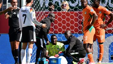 Hecha la trampa, hecha la ley: el fútbol inglés probará una regla para acabar con las lesiones fingidas por los arqueros para hacer tiempo