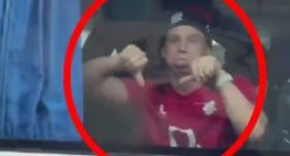 El provocador gesto de un jugador de Inglaterra con hinchas argentinos en el Obelisco antes del duelo con Los Pumas