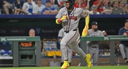 El gesto de Ronald Acuña Jr. con un joven pelotero que sobrevivió a los terremotos en La Guaira (VIDEO)