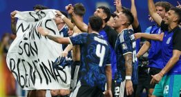 El detrás de escena de la bandera de «Malvinas argentinas» a los jugadores de la Scaloneta y la reivindicación de Tagliafico: «Más que decir, hacer»