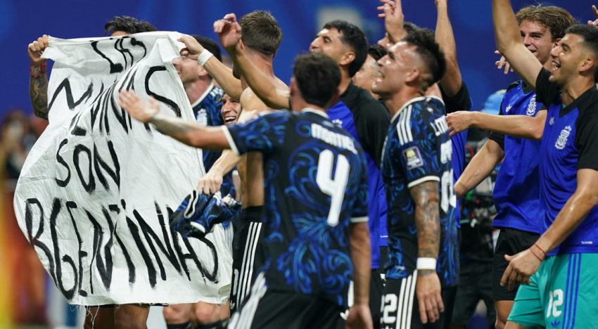 El detrás de escena de la bandera de «Malvinas argentinas» a los jugadores de la Scaloneta y la reivindicación de Tagliafico: «Más que decir, hacer»