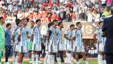 La prensa española sigue castigando a la Selección Argentina por el «espaldazo» en la premiación: ¿por qué rescatan al Flaco López?
