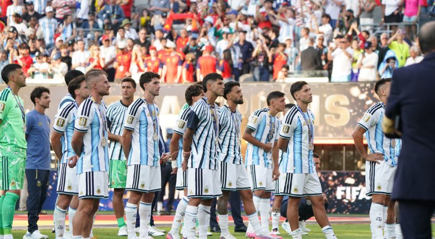 La prensa española sigue castigando a la Selección Argentina por el «espaldazo» en la premiación: ¿por qué rescatan al Flaco López?