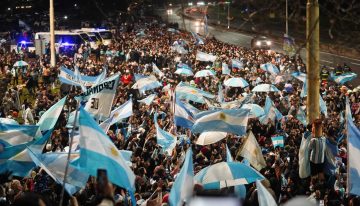 Miles de hinchas acompañaron a la Selección que fue recibida con alfombra roja en el Aeropuerto de Ezeiza tras el segundo puesto en el Mundial 2026