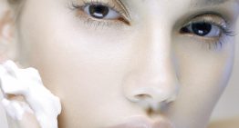 Shari Lipner, dermatóloga: «No deberíamos usar el aftersun corporal en la cara porque puede obstruir los poros, causar irritación y granitos»