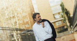 «La casa tiene incluso un nombre inscrito en el porche: Emak Bakia, que significa 'dejadme en paz' en euskera», por Luis Alemany
