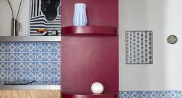 Una pared de azulejos portugueses de 1955 decide la reforma de este pequeño apartamento de 36 m²: «Ocultos durante años, se convirtieron de inmediato en el punto de partida del proyecto»