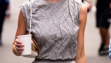 Cinco vestidos de Zara y de Mango con efecto arrugado que no pesan, no ocupan y no necesitan plancha, ideales para llevar en la maleta