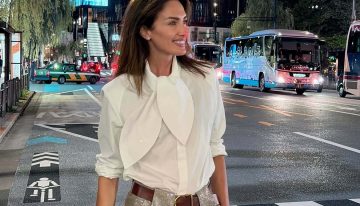 Sólo una experta en moda como Nieves Álvarez puede conseguir que el pantalón de lentejuelas de fiesta sea ponible en el día a día gracias a una camisa blanca (de marca española)