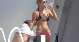 La foto viral de Jennifer Aniston haciendo ejercicios en un yate en Mallorca es la mejor lección fitness del verano