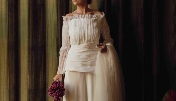 La boda en Sevilla de Patricia y Nacho: majestuosidad barroca, un vestido romántico, tacón bajo y un ramo de claveles