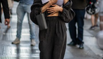 Juan Leal, peluquero: «Secar el cabello al aire no siempre es más saludable. Un secado controlado con secador suele ser más recomendable que dejar el cabello húmedo durante horas»