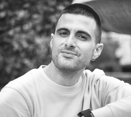 Hablamos con Juan Evaristo Valls Boix, filósofo y autor de 'JOMO. El gusto de perder', el ensayo que da la vuelta al FOMO ( para reivindicr la alegría de no estar, no llegar, no participar)
