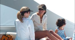 En el año 2004 la reina Letizia ya llevó en Mallorca el vestido más cómodo y tendencia del verano (que puedes encontrar en Massimo Dutti)