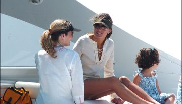 En el año 2004 la reina Letizia ya llevó en Mallorca el vestido más cómodo y tendencia del verano (que puedes encontrar en Massimo Dutti)