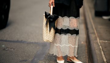 7 trucos de experta para llevar la falda más agotada de Zara de manera elegante en cualquier momento, a cualquier edad, y como si no fuera prácticamente transparente
