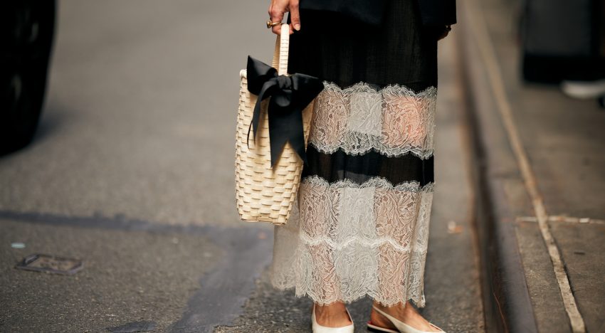 7 trucos de experta para llevar la falda más agotada de Zara de manera elegante en cualquier momento, a cualquier edad, y como si no fuera prácticamente transparente
