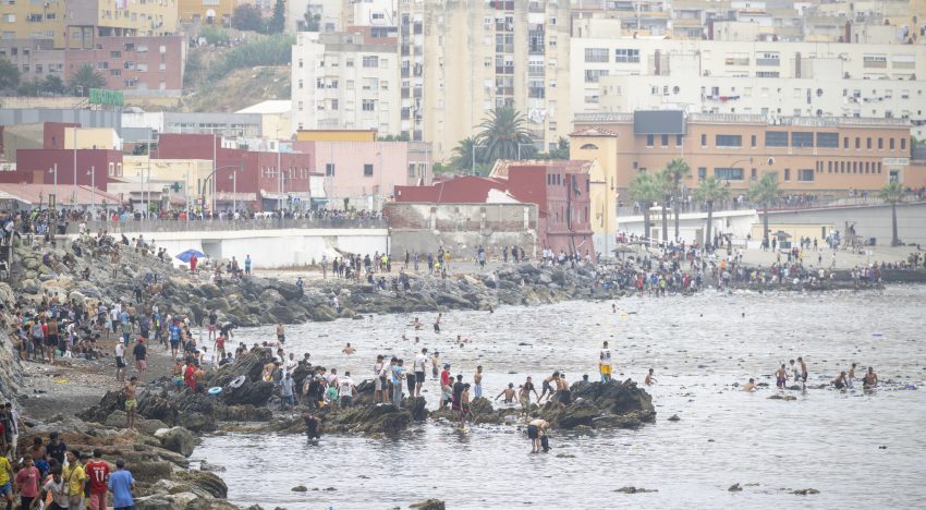 «Cada vez que España hace algo que disgusta a Marruecos, nos castigan de esta manera».  La crisis de Ceuta, vivida en primera persona por tres protagonistas