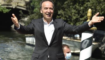 Roberto Benigni, protagonista y director de La vida es bella: «Para ser felices debe bastar poco; la felicidad no debe ser cara. Si es cara, no es de buena calidad»