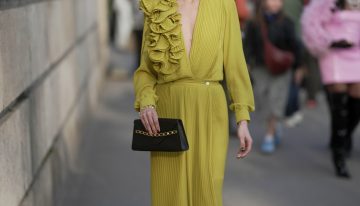 Los vestidos monocolor serán la gran tendencia del otoño, cómo combinarlos con el estilo de una experta en moda