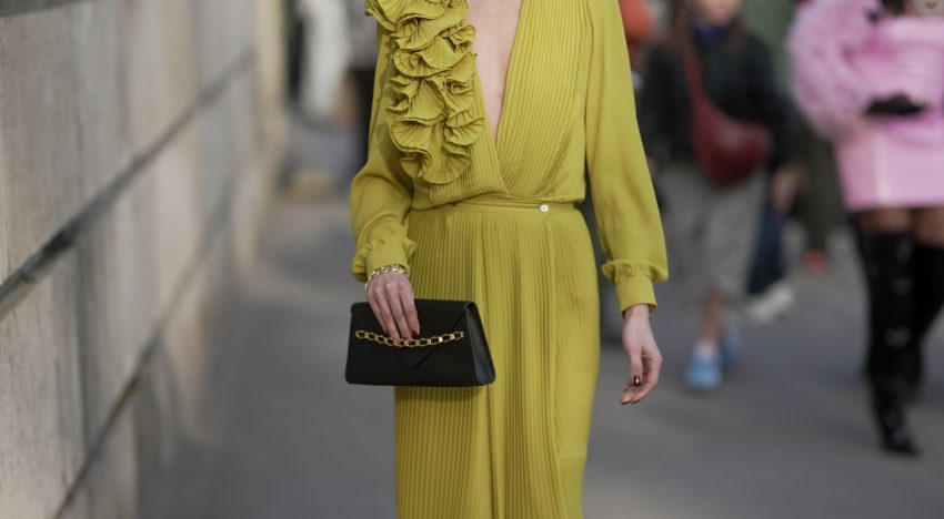 Los vestidos monocolor serán la gran tendencia del otoño, cómo combinarlos con el estilo de una experta en moda