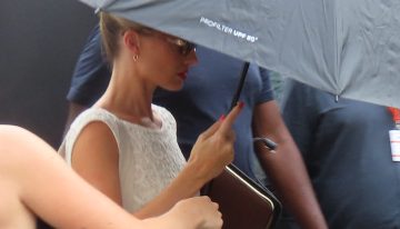 Las inesperadas chanclas «de padre» con las que Margot Robbie ha combinado su minivestido blanco más corto en París son evidentemente las más comodas, ¿pero serán también las más tendencia?