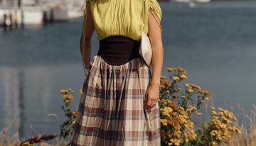 Noelia Jiménez, estilista capilar: «Antes de entrar en la piscina o en el mar, humedece el cabello con agua dulce para reducir la absorción de cloro y sal»