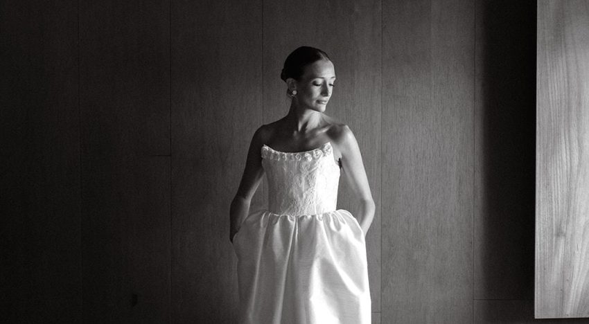 La novia amante de la moda que demuestra que un vestido armado con corsé es una buena idea para casarse
