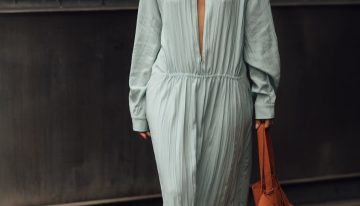 Acabo de volver de Menorca y todas las mujeres elegantes allí llevan el mismo uniforme de verano: caftán sofisticado, accesorios XL y bolso de rafia