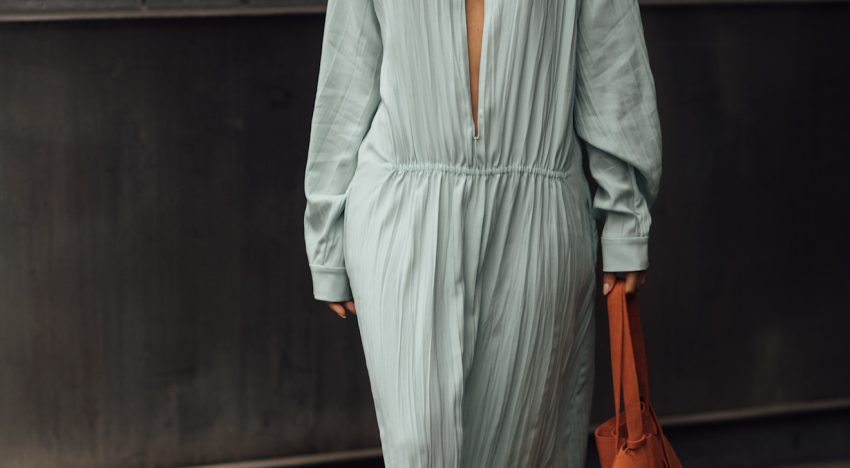 Acabo de volver de Menorca y todas las mujeres elegantes allí llevan el mismo uniforme de verano: caftán sofisticado, accesorios XL y bolso de rafia