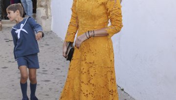 Lourdes Montes causa sensación con el conjunto boho de camisa y falda de esta firma sevillana tan ideal