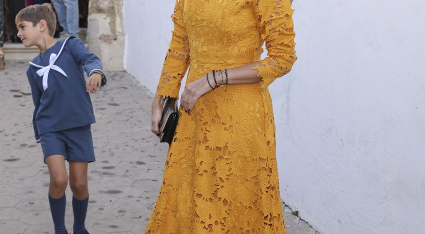 Lourdes Montes causa sensación con el conjunto boho de camisa y falda de esta firma sevillana tan ideal