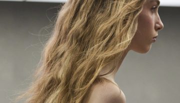 Beatriz Mariño, peluquera: «Antes de hidratar bien el pelo después de las vacaciones, hay que limpiar correctamente la fibra capilar, es decir, eliminar cualquier residuo como metales»