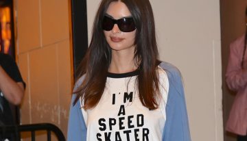 Esta es la camiseta de manga larga que hay que tener en el armario de otoño y llevan las chicas más cool