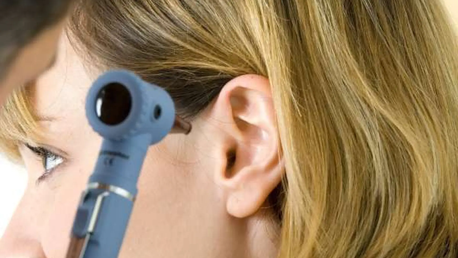 Alerta por los auriculares de botón: debes ponerlos a un volumen determinado para no afectar tu oído interno