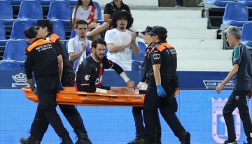Preocupación por Augusto Batalla en España: chocó con un rival, pidió el cambio y se fue en ambulancia del partido de Rayo Vallecano