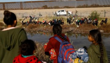 Migrantes mexicanas adultas mayores regresan de Estados Unidos con problemas de salud y pocos recursos